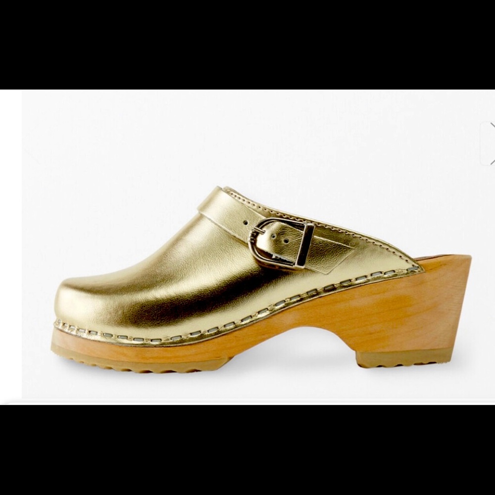 Gold metallic Hanna Andersson clogs